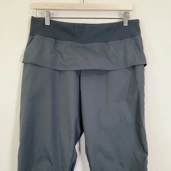 LULULEMON | LINED SOFTSHELL COVERED POCKETS ELASTIC CUFFS CAPRI PANT - Picture 2 of 13